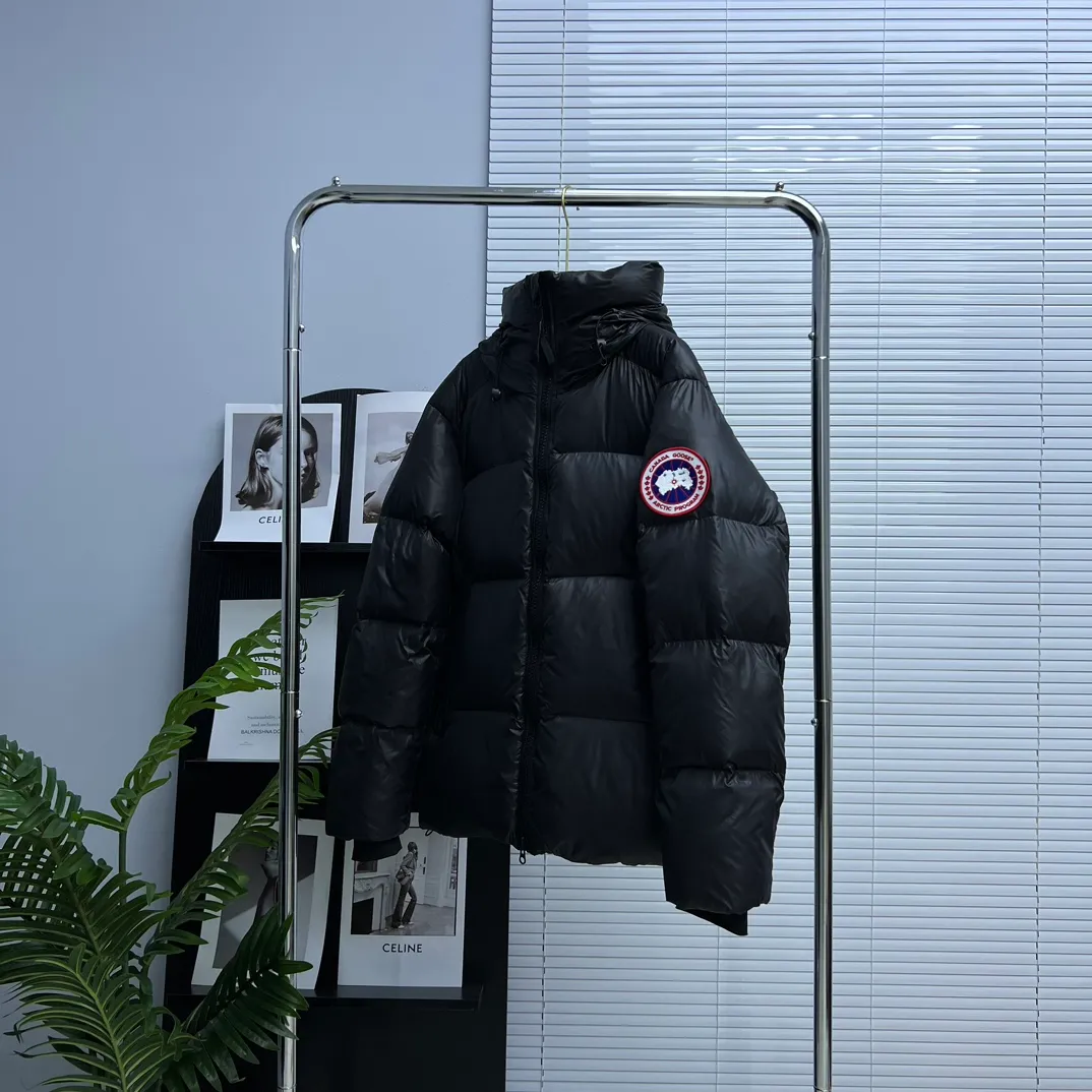 P760 𝘾𝘼𝙉𝘼𝘿𝘼 𝙂𝙊𝙊𝙎𝙀/Canada Goose 2023 Limited New Crofton Puff Down Jacket Pure Guangzhou Inspection 80 White Duck Down Filling‼  Top version, ceiling level‼ Crofton soft bread, the latest style in 2023, has a cold protection effect of up to level 4. It is made of recycled Feather-Light tear-resistant fabric. It is ultra-light and has no weight on the upper body at all! The unique black label highlights your temperament‼  Canada Goose, a Canadian brand, has always been recognized as the warmest down jacket. Various Instagram celebrities, Internet celebrities, and celebrities often wear it for street photos. I do Canada Goose every year, but I still can’t get rid of my love for geese. No matter how cold the winter is, there is no need to be afraid, because there are geese! Filled with 80% white duck down, Canada Goose is the legendary warmest down jacket and is known as a must-have for Arctic outdoor sports! The most popular down jacket in the world, celebrities are rushing to buy it, it is a must-have! Same style for men and women Size: S~XXL